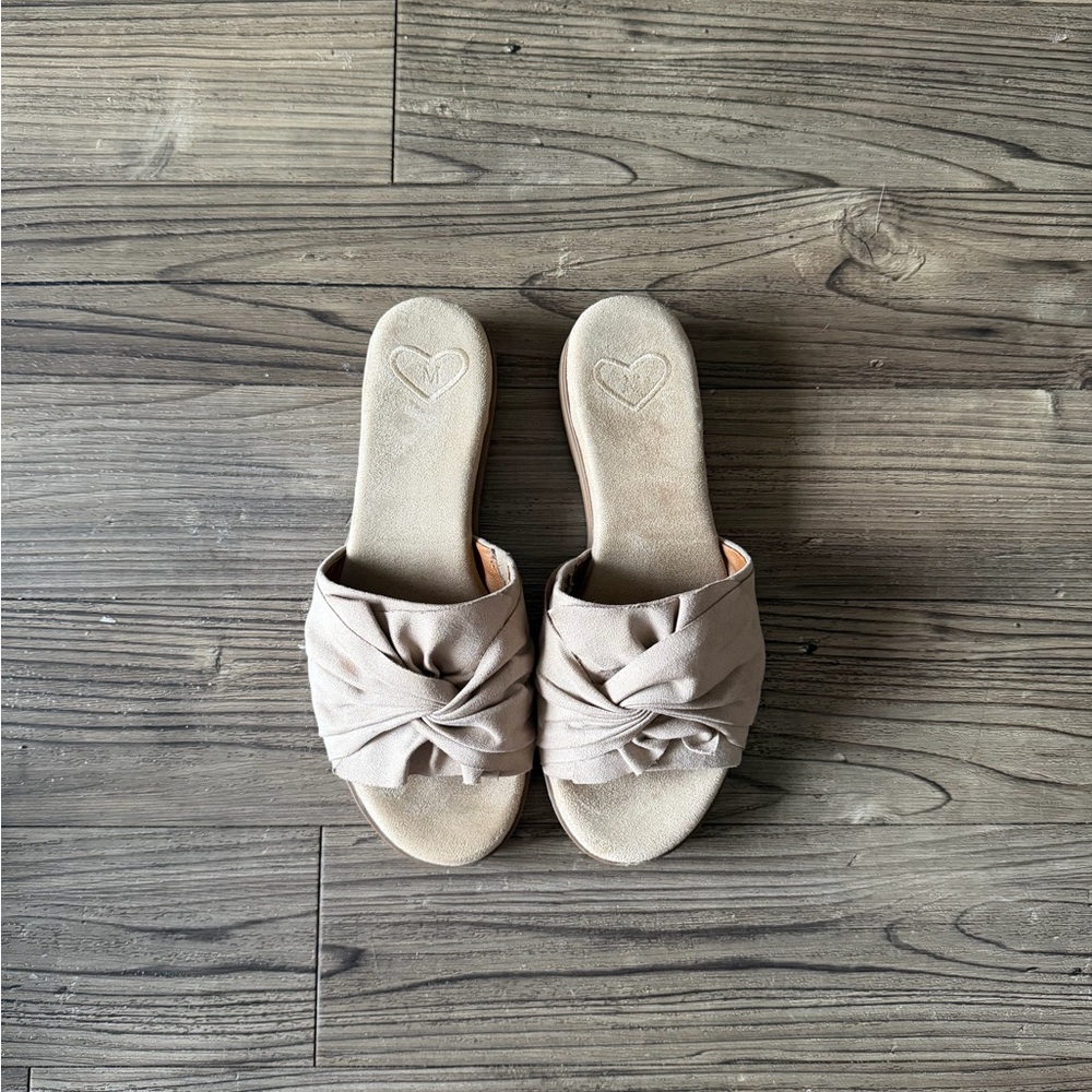 Elegant Beige Knotted Slide Sandals